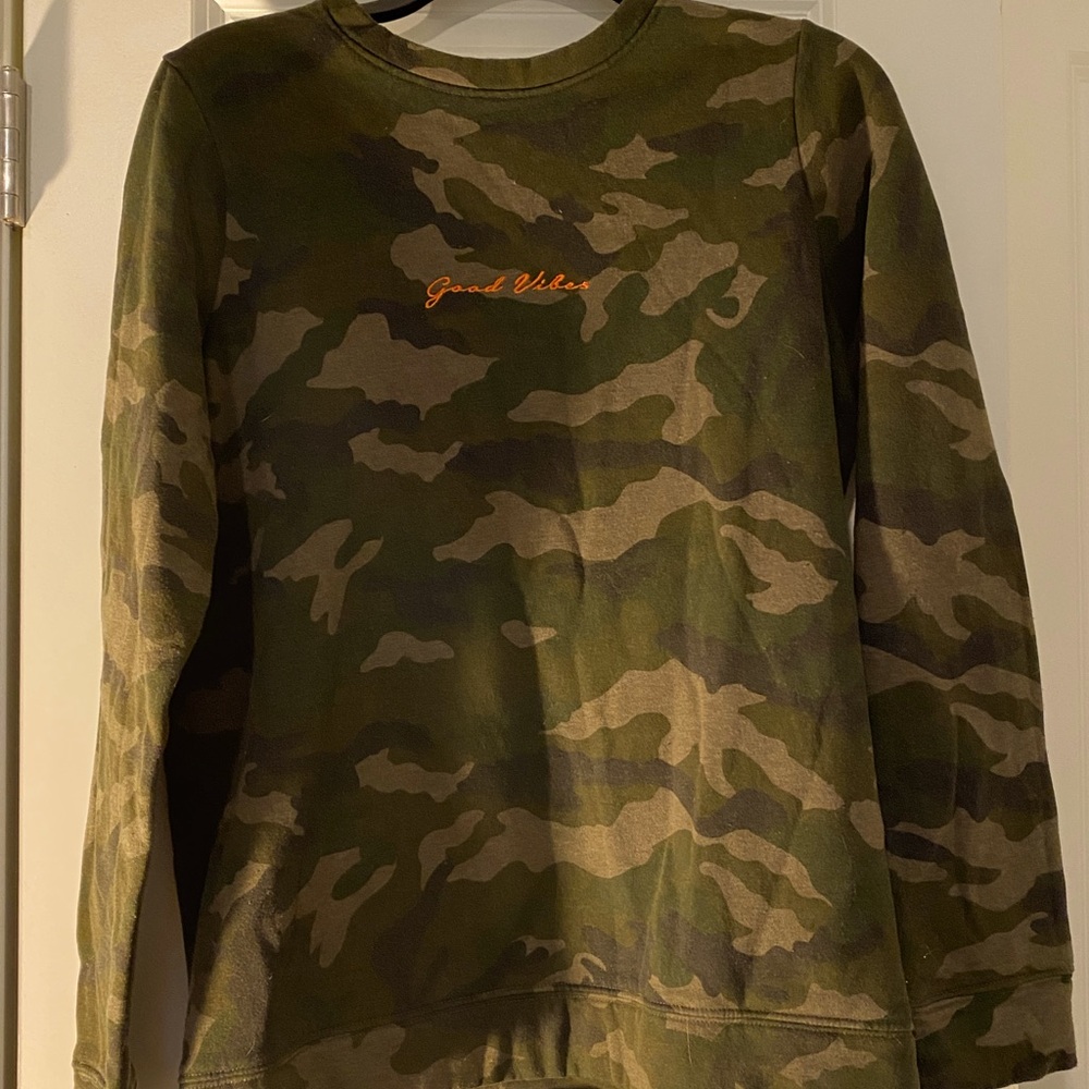 • Camouflage “Good Vibes” Crewneck